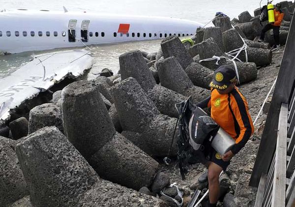 Penyelam Cari CVR Lion Air