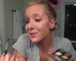 Buat Tutorial Make-up Sambil Mabuk, Wanita Ini Dapat Rp 3,4 M 