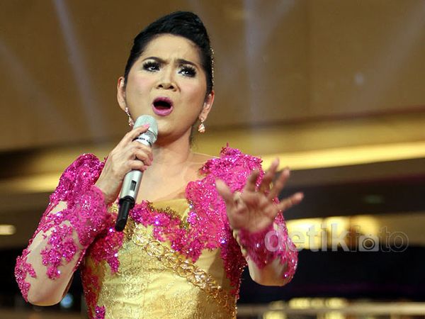 Gaya Glamor Vina Panduwinata