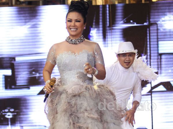 Dibalut Dress Berbulu, Titi DJ Berseri-seri