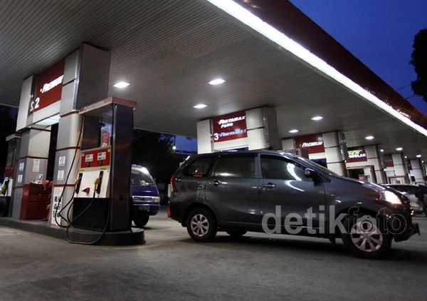 Mobil Pribadi Dilarang Minum Premium Rp 4.500
