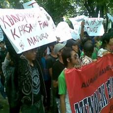 Aliansi Mahasiswa Madura-Surabaya Tolak KarSa Maju Pilgub 2013