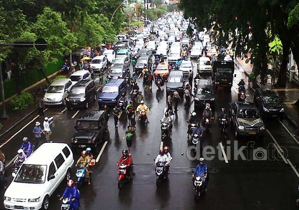 Demo Bonek Macetkan Jalanan Surabaya