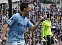 Pada laga yang dihelat di New Wembley, Minggu (14/4/2013) malam WIB, City unggul duluan di babak pertama lewat Samir Nasri. REUTERS/Suzanne Plunkett.