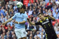 Di awal babak kedua Sergio Aguero menambah keunggulan City. REUTERS/Toby Melville.
