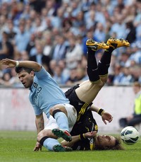 Sergio Aguero dan David Luiz terlibat benturan. REUTERS/Suzanne Plunkett.
