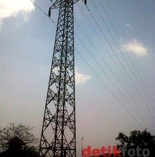 Hingga Dini Hari, Fransiskus Masih Bertahan di Tower Sutet Senen