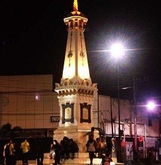  Bruk.. Mobil Plat B Tabrak Tugu Yogya