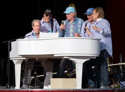 The Beach Boys Luncurkan Album Kompilasi Tur Konser Reuni 50 Tahun pada 21 Mei