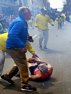 Terhempas Kena Bom Boston, Pria Tua Ini Lanjut Berlari Hingga Garis Finish