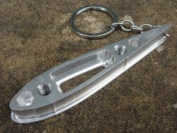 Gantungan Kunci dari Suku Cadang Mobil F1