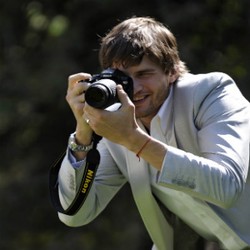 Nikon Tampik Pemecatan Ashton Kutcher