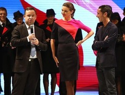 Miranda Kerr Lenggak-lenggok Jadi Pramugari