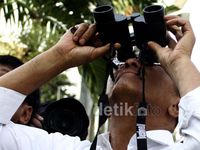 Dahlan Bujuk Pemanjat SUTET untuk Turun
