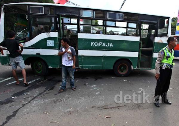 Dua Kopaja Kebut-kebutan, Satu Terguling