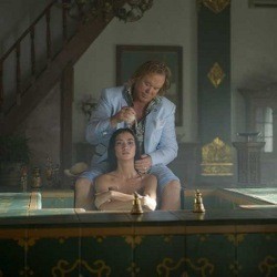 Atiqah Hasiholan: Adegan Paling Berkesan di Bathtub