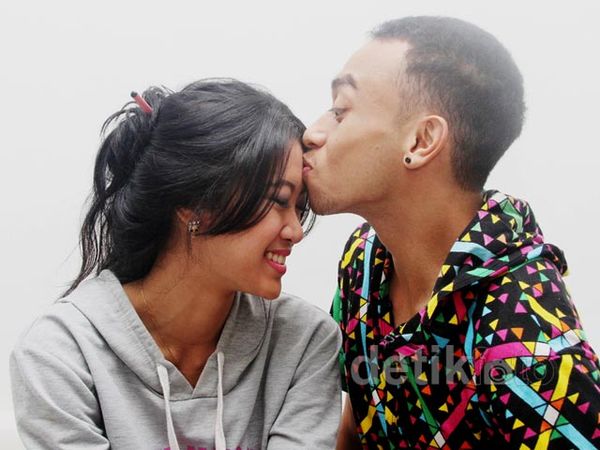 Muah! Widi Vierratale Dicium Pacar Tercinta