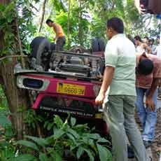 Truk Muat Beras Nyungsep ke Jurang