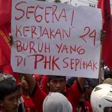 Di-PHK Sepihak, Ratusan Buruh Blokir Pantura Gresik