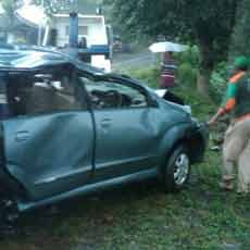 Xenia Terjun ke Jurang di Pacet, 2 Orang Luka Berat
