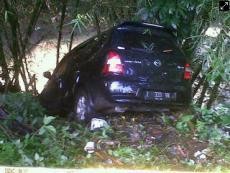 Mobil yang Ditumpangi Tiga Remaja Laki-laki Masuk Sungai di Dago