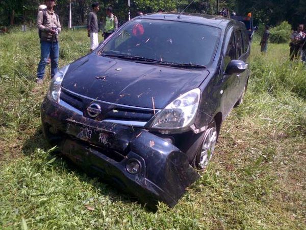 Nissan Grand Livina Terperosok ke Sungai Nissan Grand Livina Terperosok ke Sungai