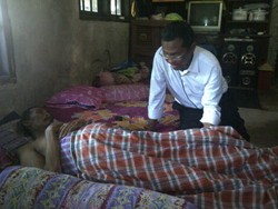 Dahlan Iskan Sambangi Nelayan Lumpuh Bersarung di Karawang