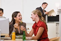 Ingin Hidup Lebih Bahagia? Biasakan Makan Siang di Luar Kantor