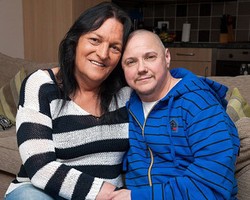 Pasangan Transgender Menikah Setelah Sama-sama Ganti Kelamin