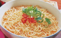 Jika Tak Ingin Gendut, Hindari Makan Mie Instan Dengan Nasi