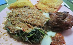 Puas Jajan Pecel Kediri dan Pindang Patin di Kantin yang Rindang