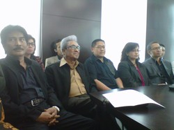 Buyung Minta KPK Tak Gantung Nasib Anas