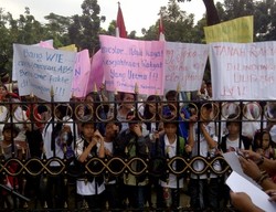 Ibu-ibu Warga Petukangan Gruduk Kantor Jokowi