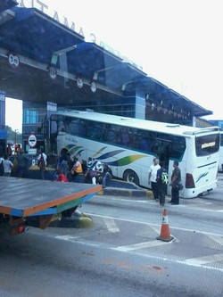 Bus Dedy Jaya Tabrak Loket Tol di Cikarang Utama