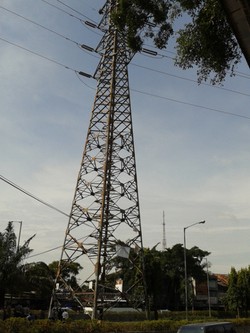 3 Aksi Pemanjat Tower SUTET si Pencari Perhatian