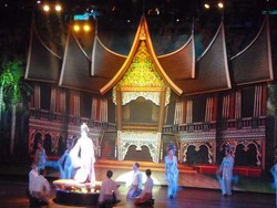 Ketika Lady Boy Berjoget di Depan Rumah Gadang