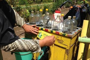 Stiker Inilah yang Menjamin Jamu Gendong Bebas Campuran Obat Kimia