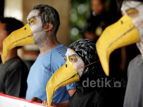 Para Elang Berdemo di Kemenhut