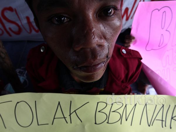 Tolak Kenaikan BBM, Mahasiswa Jahit Mulut
