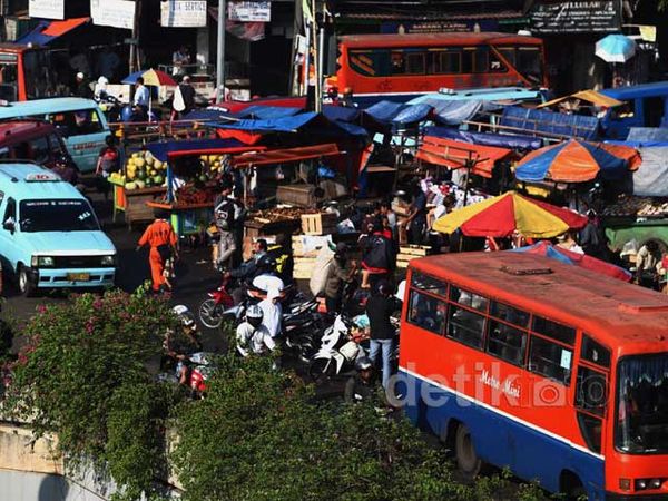 Semerawutnya Pasar Minggu di Pagi Hari