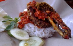 Uedaan.. Puedes Poll! Bebek Mercon Gaya Suroboyo!