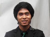 Cakra Khan Tampil Rapi