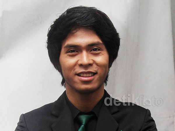 Cakra Khan Tampil Rapi