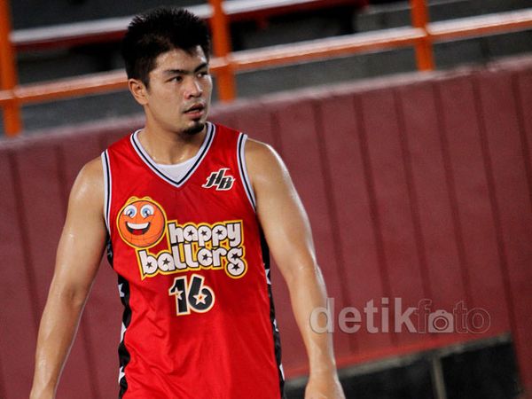 Aksi Bams Samsons Bermain Basket