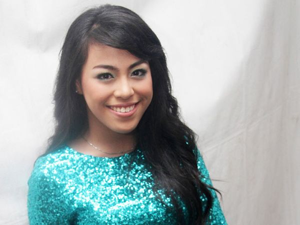 Sean & Regina Cantik Berbaju Hijau Toska