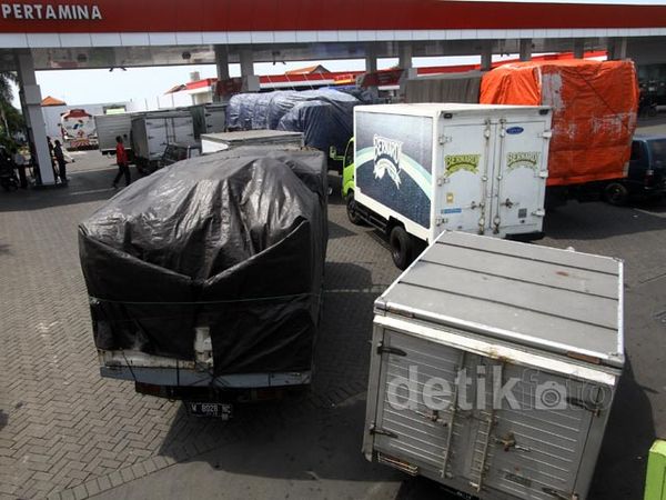 Solar Dibatasi, Puluhan Kendaraan Antre di SPBU