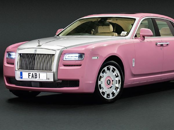 Rolls-Royce Berlabur Warna Pink