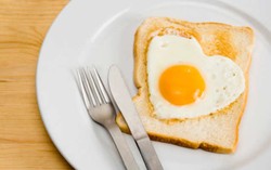 Sarapan Roti Isi Telur Agar Tubuh Lebih Bugar