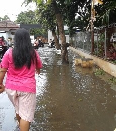  Hujan Deras Semalam Bikin Kampung Makasar Jaktim Kebanjiran
