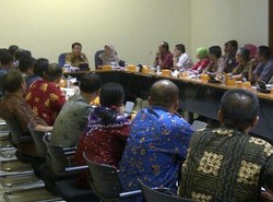 Ahok Minta PKL di Jalanan Masuk Pasar & Preman Jadi Tukang Parkir